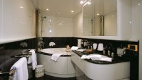 Yacht GEORGIA ROSE -  Master Bathroom